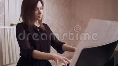 年轻女<strong>钢琴演奏</strong>家